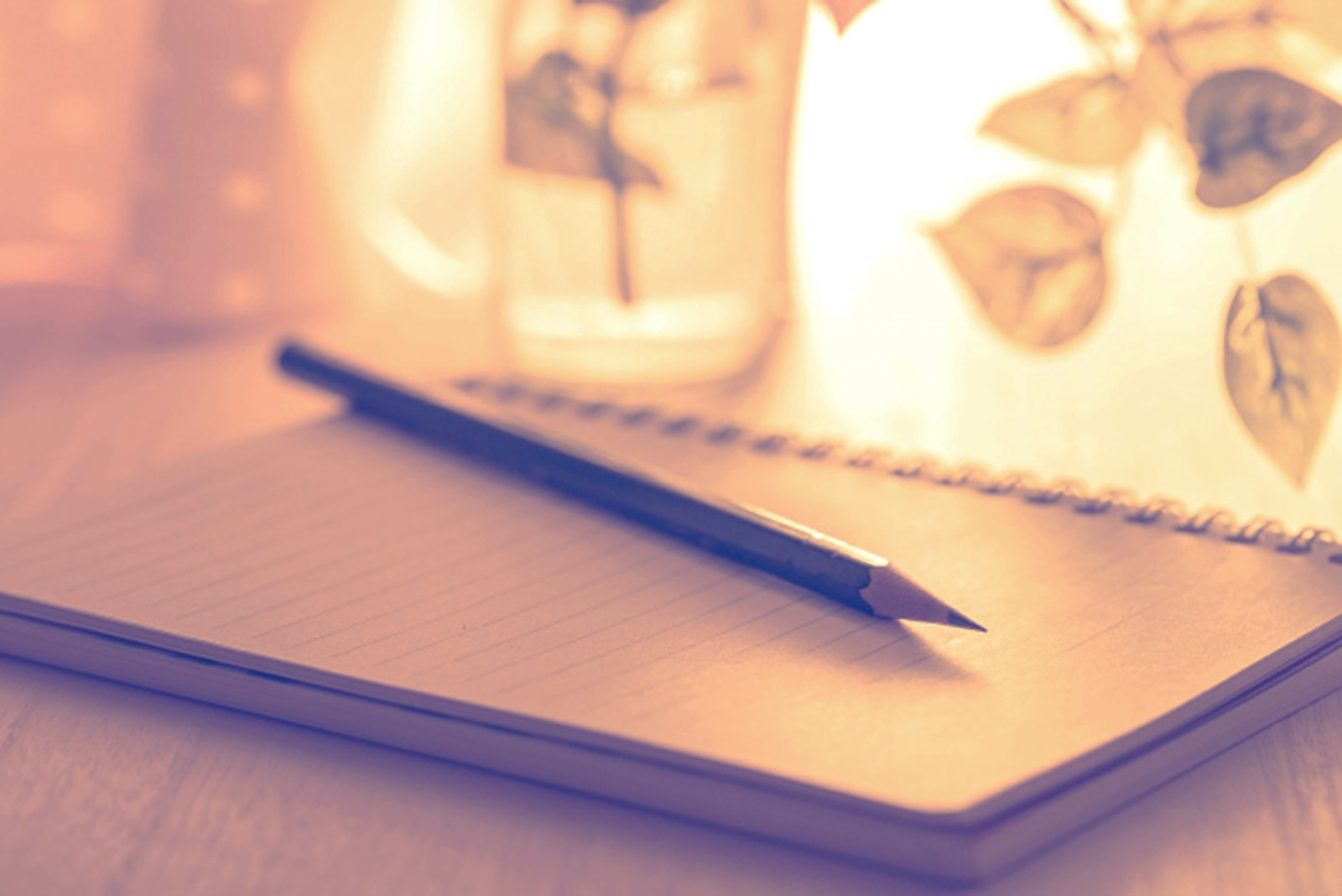 ノートと鉛筆が置かれた静かな書き時間の風景